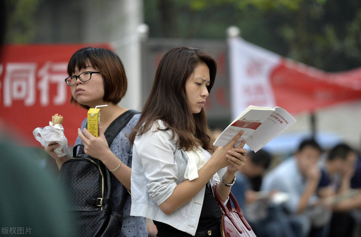 很小一部分|为什么有人觉得专科生考上公务员的很少？