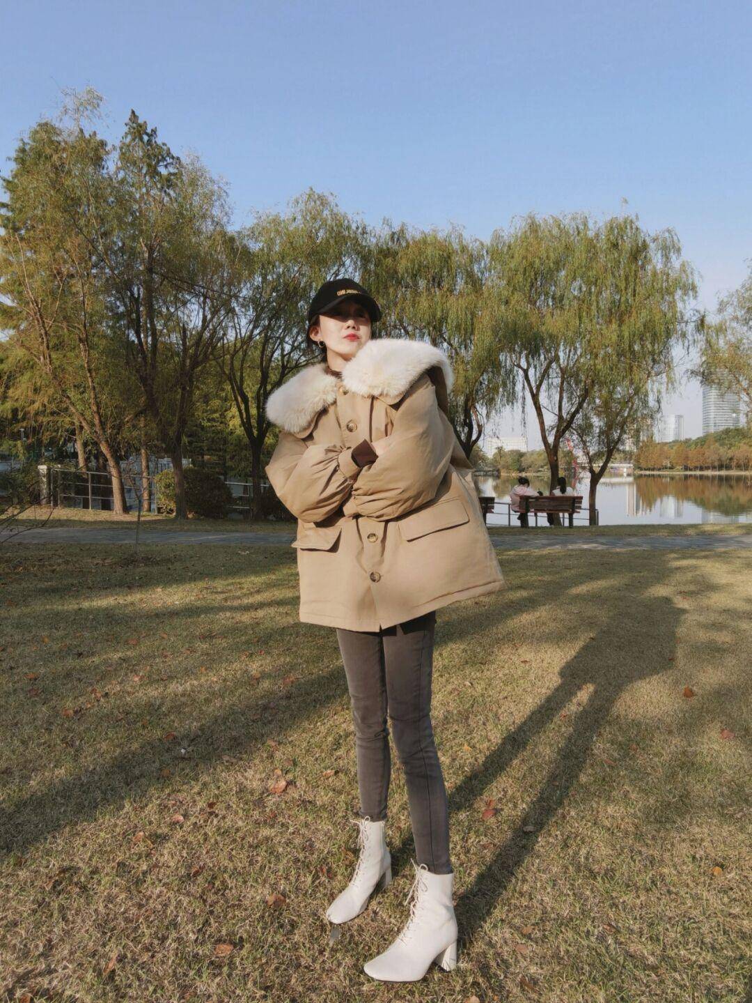 美眉 冬季外出穿“羽绒服”，这才是最佳穿法，实用百搭又气质