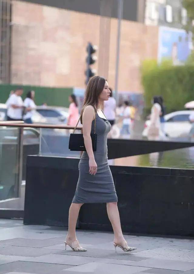 身材 微胖女性的穿搭,还是要以“收胯”为主