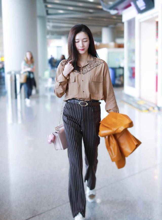 黑色 江疏影太有“女神”范了，身穿衬衫搭配条纹西裤走机场，干练大气