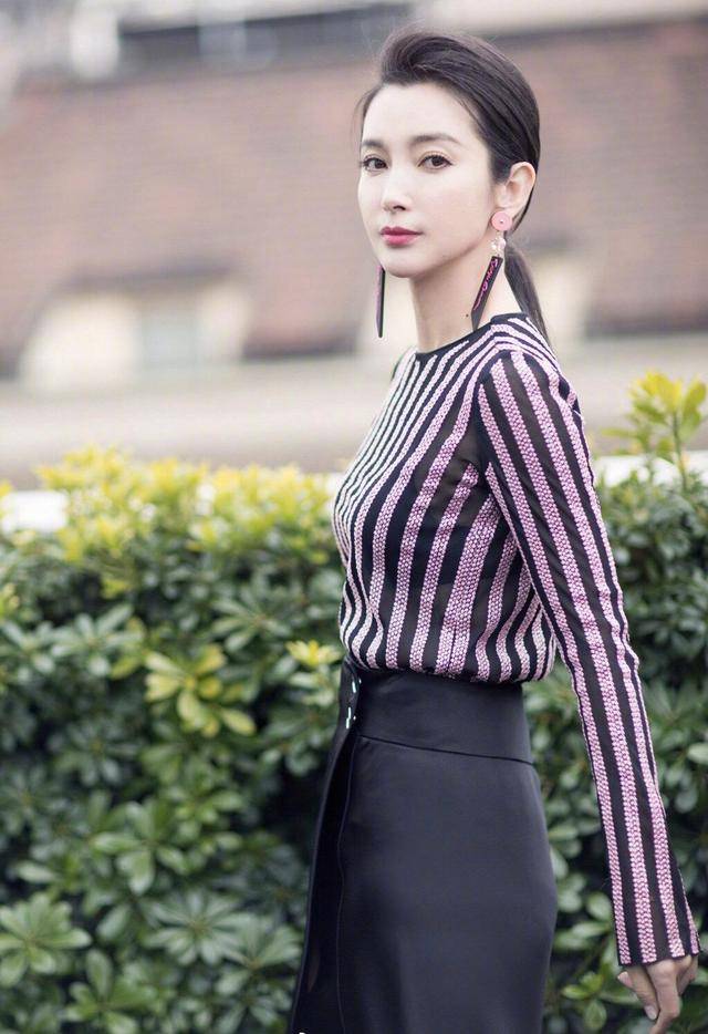 李冰冰 李冰冰很有“国际范”，条纹上衣搭配黑色短裙高雅大气，减龄时髦