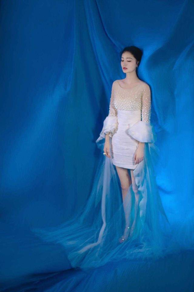 高跟鞋 李沁身材原来这么有“料”，身穿一袭白色连衣裙，藏不住凹凸感