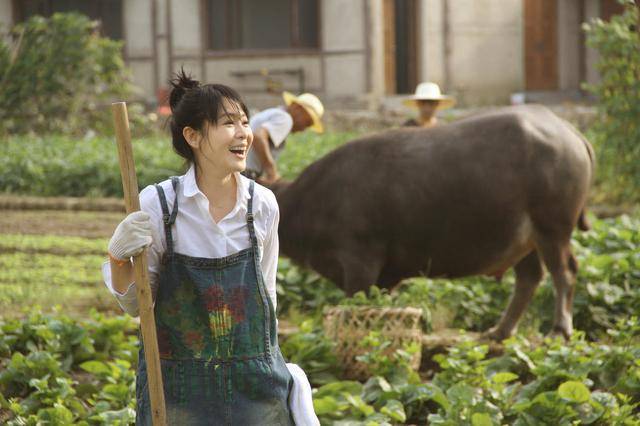 农具 刘若英罕见现身！衬衫配背带裤清新减龄，手拿农具干农活好接地气