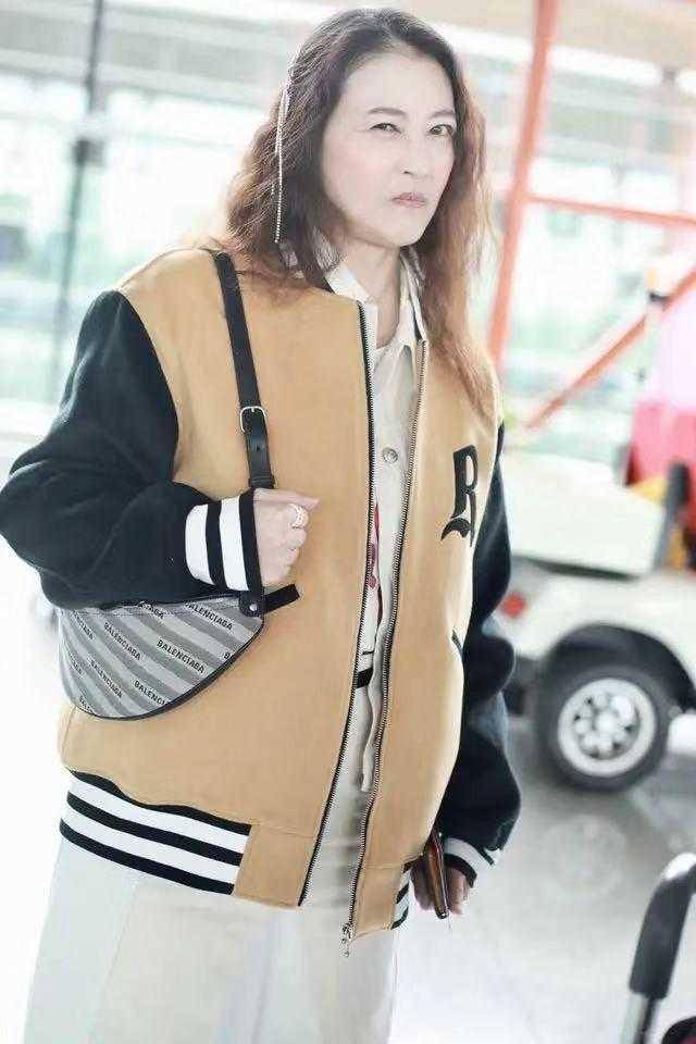 漂亮 周海媚现身机场，无修图依然漂亮，穿运动外搭配连衣裙，高贵优雅