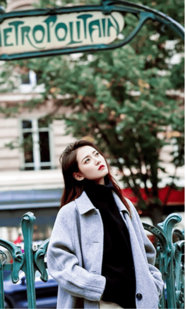 感觉 陈钰琪到底有多美?浅灰色大衣温柔优雅,酒红色长发妩媚妖娆