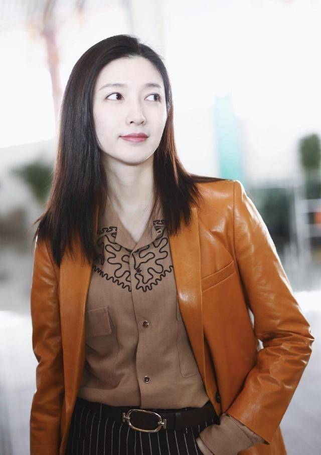 黑色 江疏影太有“女神”范了，身穿衬衫搭配条纹西裤走机场，干练大气