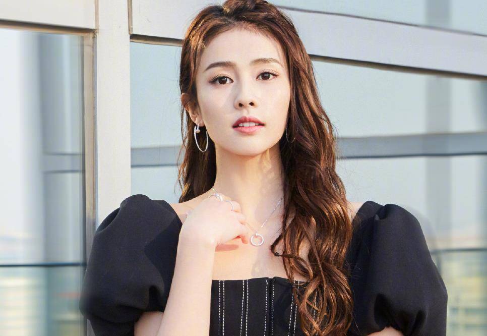 职业|白鹿片场近照，穿晚礼服在江边夜奔，吸溜鼻涕被冻坏