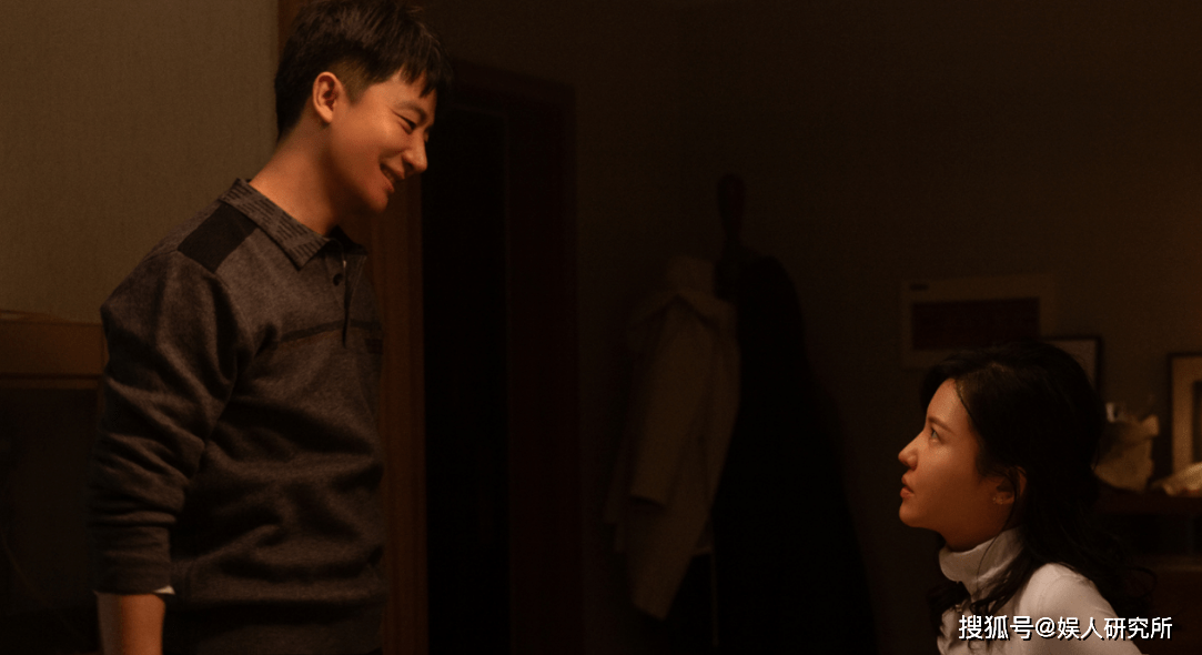 杨子姗|杨子姗录节目暴露洁癖症，因摄像未穿鞋套崩溃大哭，家中盖满白布