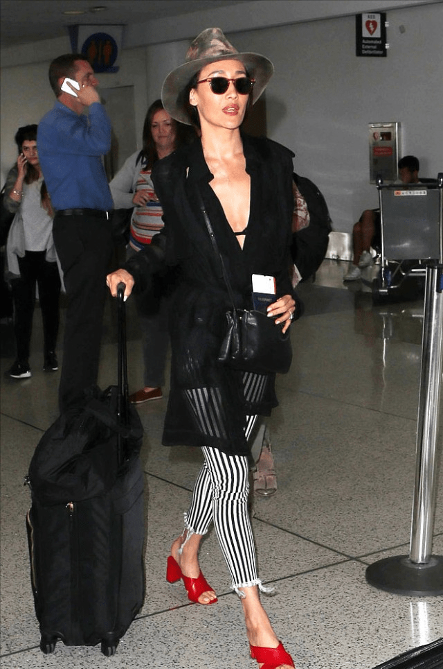 显得 Maggie Q穿衣不拘谨,二分衬衫裙挺甜美,把靴子当裤子好显瘦