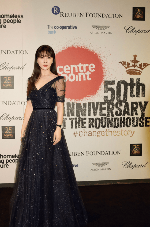 好身材 45岁田海蓉真抗老！条纹衬衫搭配包臀裙干练精致，韵味十足