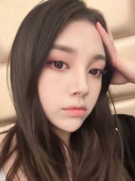 就在近日兜儿晒了三张照片,这是她产后首次化妆,眉