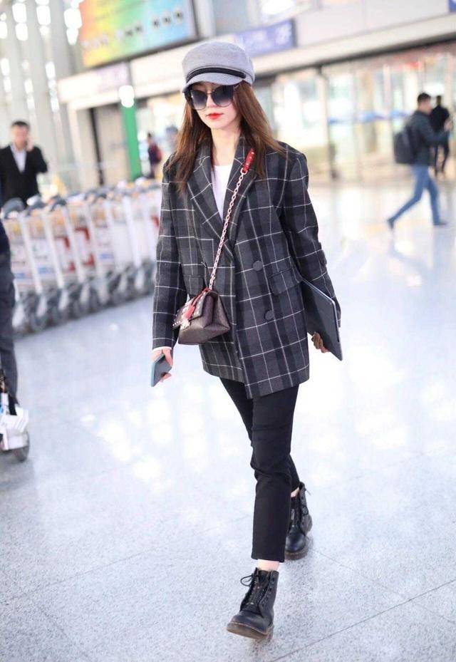 颜色 黄梦莹真是美得不像话！羊羔毛外套配牛仔裤保暖简约，显瘦又洋气