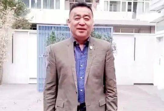 新闻联播主播张宏民近照，60岁依旧精神气十足，感情成谜