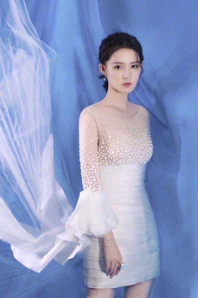 高跟鞋 李沁身材原来这么有“料”，身穿一袭白色连衣裙，藏不住凹凸感