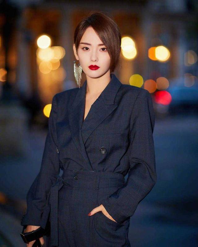 设计 张嘉倪越来越漂亮了，一身黑色西装高级干练，气质端庄优雅
