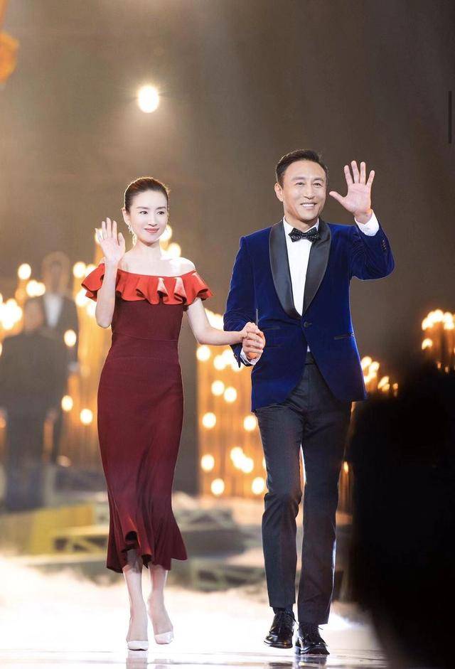 整体 董洁一袭蕾丝抹胸裙高贵典雅!气质出尘,仿佛当年的冷清秋回来了