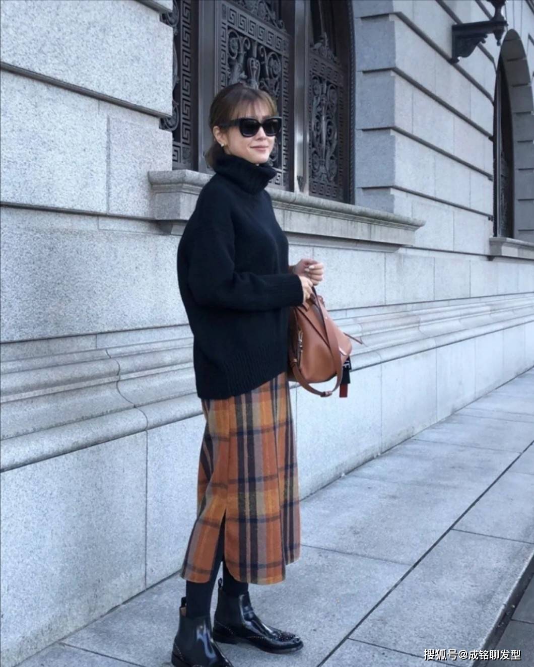 服装 越简单越高级，女人过了四十就别穿得太花哨，这几种搭配洋气减龄