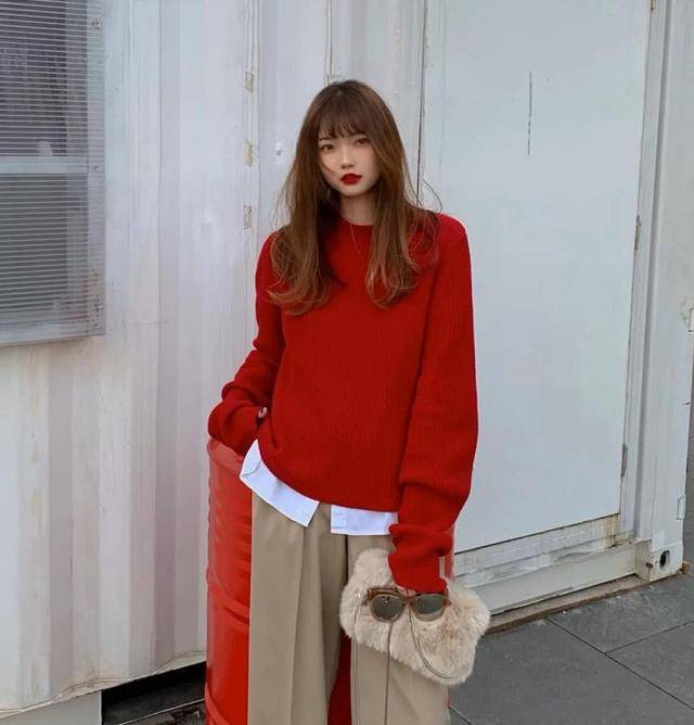 毛衣 今年流行的“红色毛衣”，如何搭配才显高级气质？