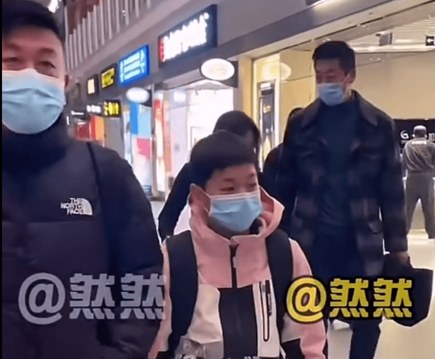 背包|全红婵出征西亚！机场东张西望+变话痨，新发型大亮，背包绣国旗