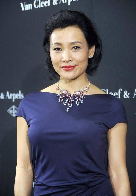 黑色 陈冲和女儿同框，陈冲一身黑色礼服挺优雅，小女儿酒窝挺可爱