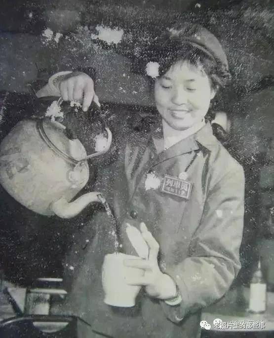 八十年代火车上的列车员_铁路_路徽_笑容