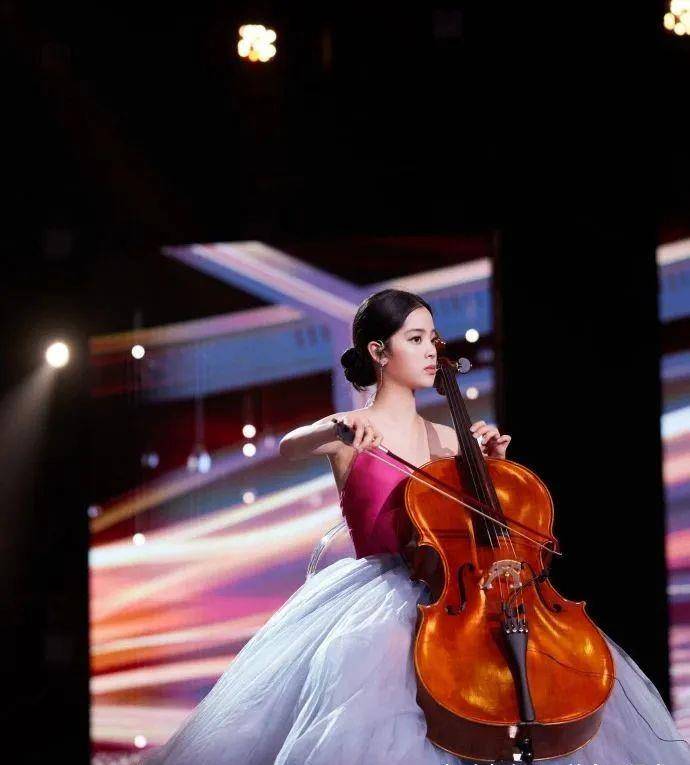 沈梦辰 跨年抢先看：鞠婧祎换妆变锥子脸关晓彤输惨，欧阳娜娜13套造型