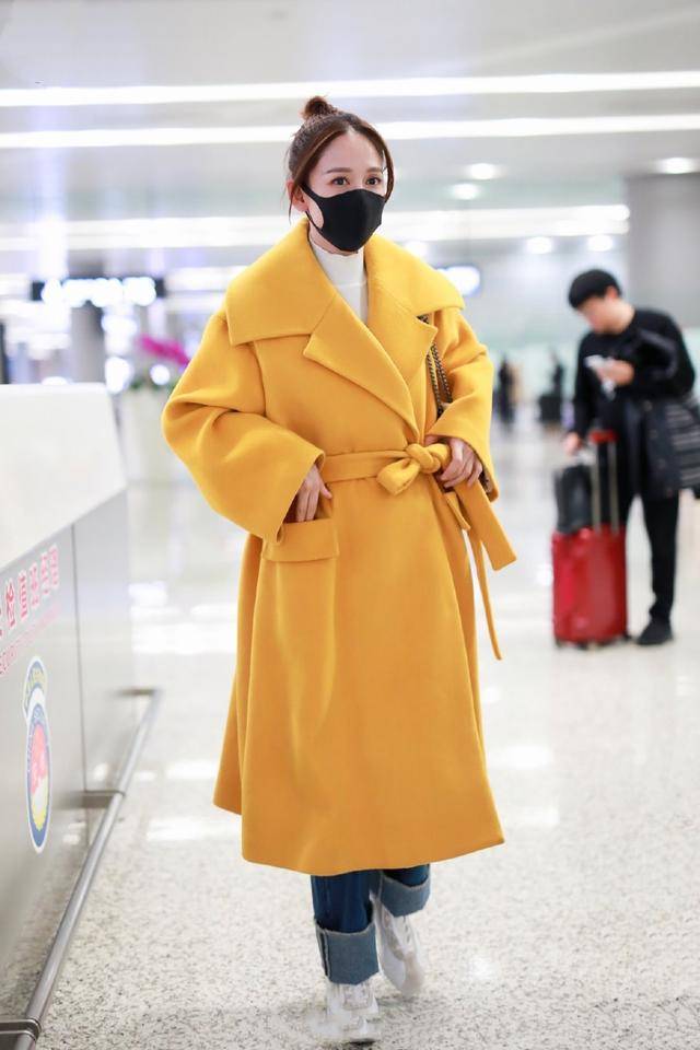 感觉 陈乔恩恋爱后颜值回春！一袭嫩黄色大衣太出彩，40岁大妈变少女
