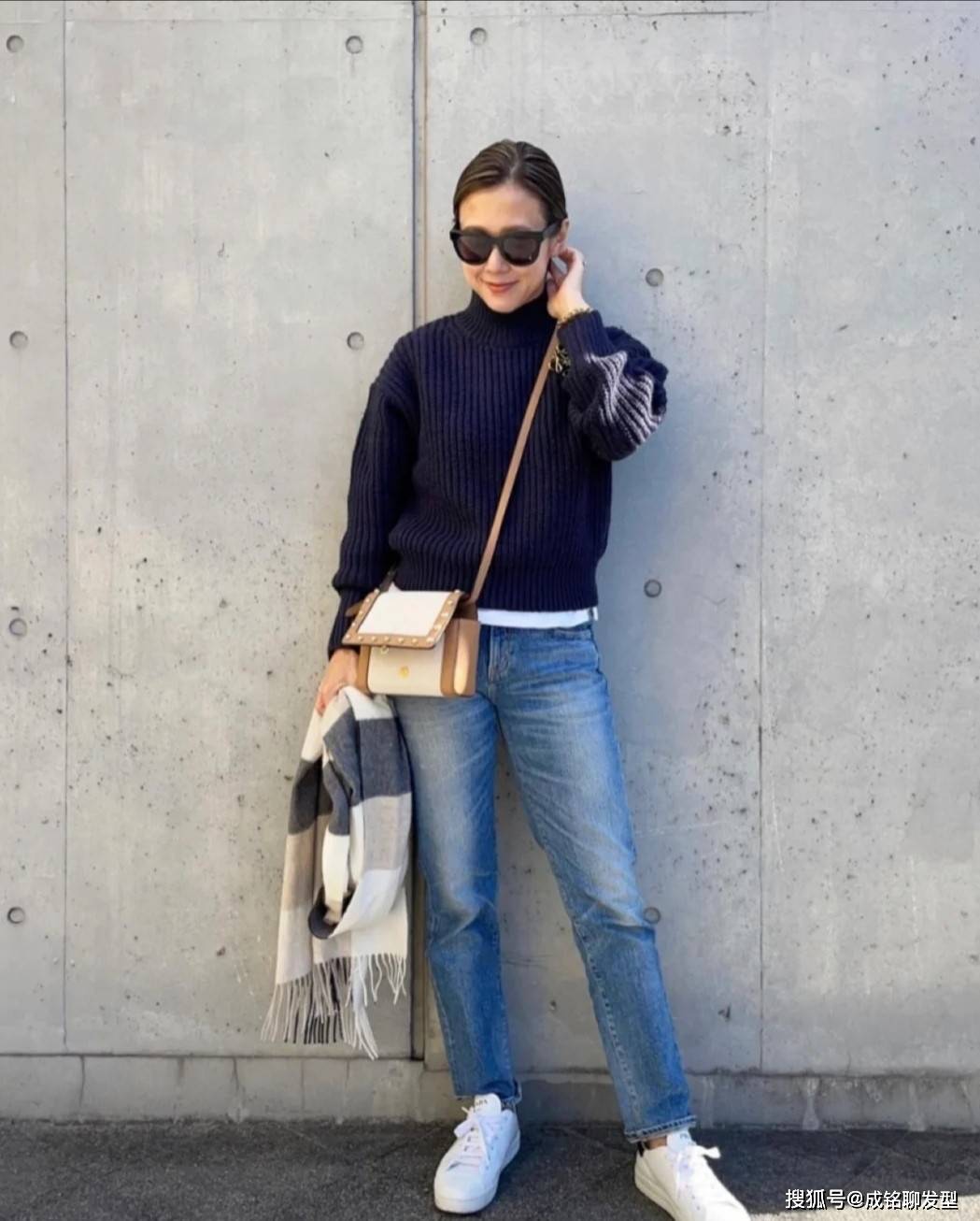 服装 越简单越高级，女人过了四十就别穿得太花哨，这几种搭配洋气减龄