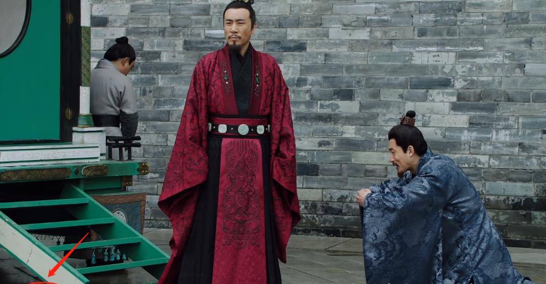 《上阳赋》穿帮镜头,章子怡穿运动鞋,地上有烟头,灯具忽明忽暗