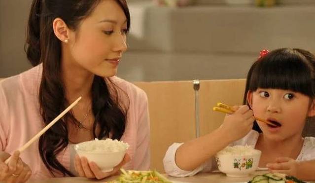 方法|“硬核”奶奶专治娃不吃饭，简单有效，妈妈却因此吵成一团