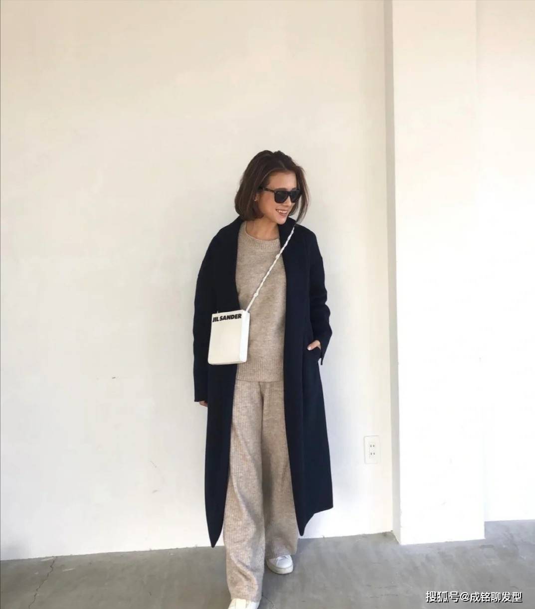 服装 越简单越高级，女人过了四十就别穿得太花哨，这几种搭配洋气减龄