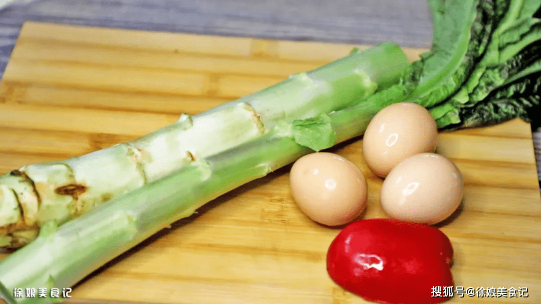 莴笋炒鸡蛋的家常做法,莴笋翠绿爽脆,鸡蛋鲜香嫩滑,好吃又下饭_口感