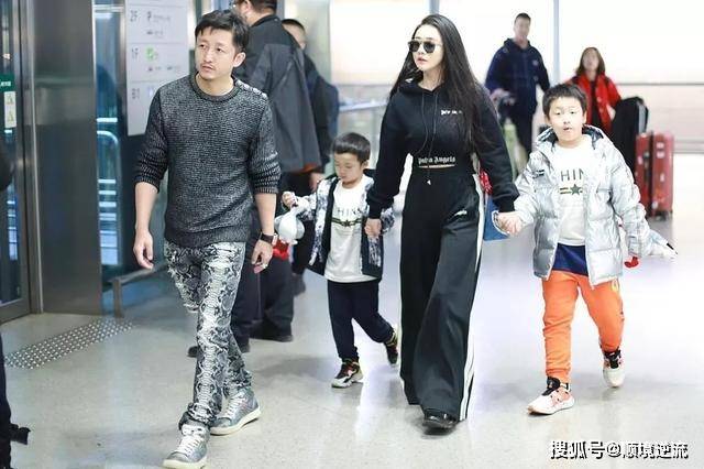 短裙 邹市明又带娃走机场,冉莹颖穿阔腿裤露脐装秀沙漏身材,比例惊人