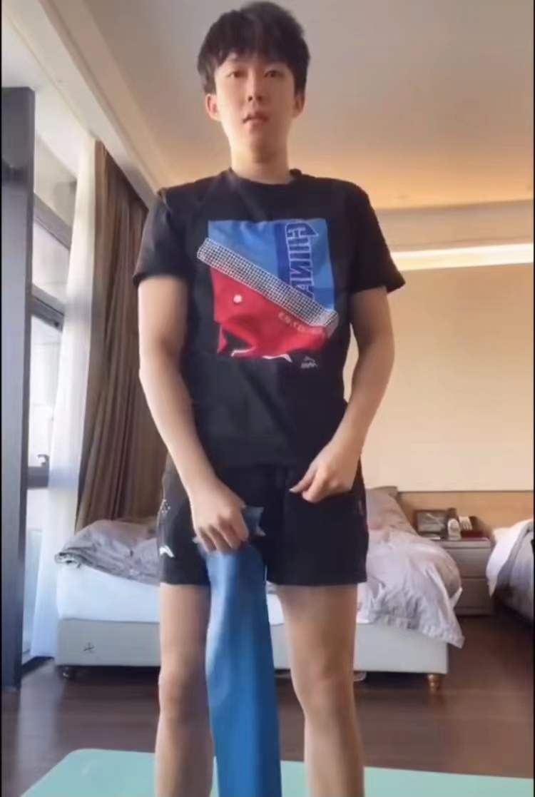 孙颖莎|孙颖莎隔离后首次露面，伸手比心！王楚钦扫地锻炼，“美腿”抢镜
