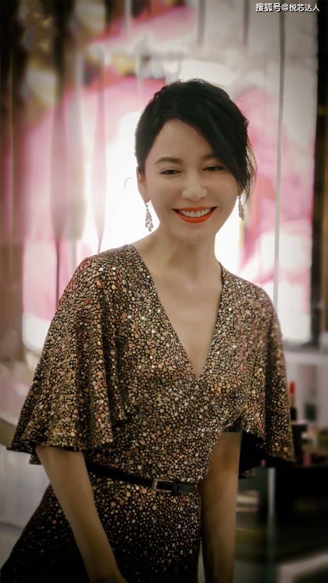 近日出席某活动的俞飞鸿,近照曝光让人看了心动,一袭深v银色亮片裙