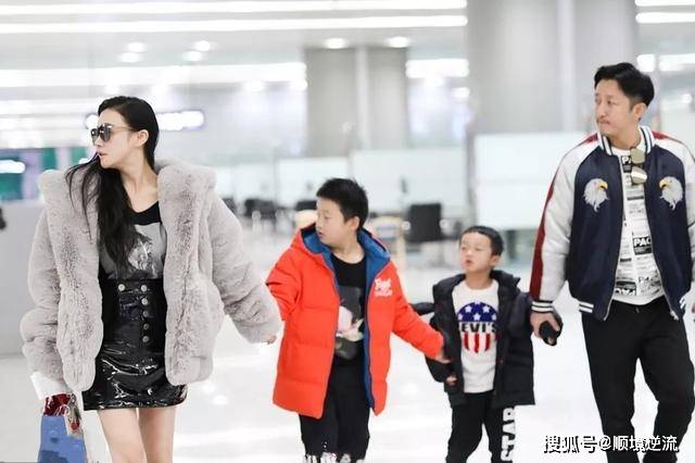 短裙 邹市明又带娃走机场,冉莹颖穿阔腿裤露脐装秀沙漏身材,比例惊人