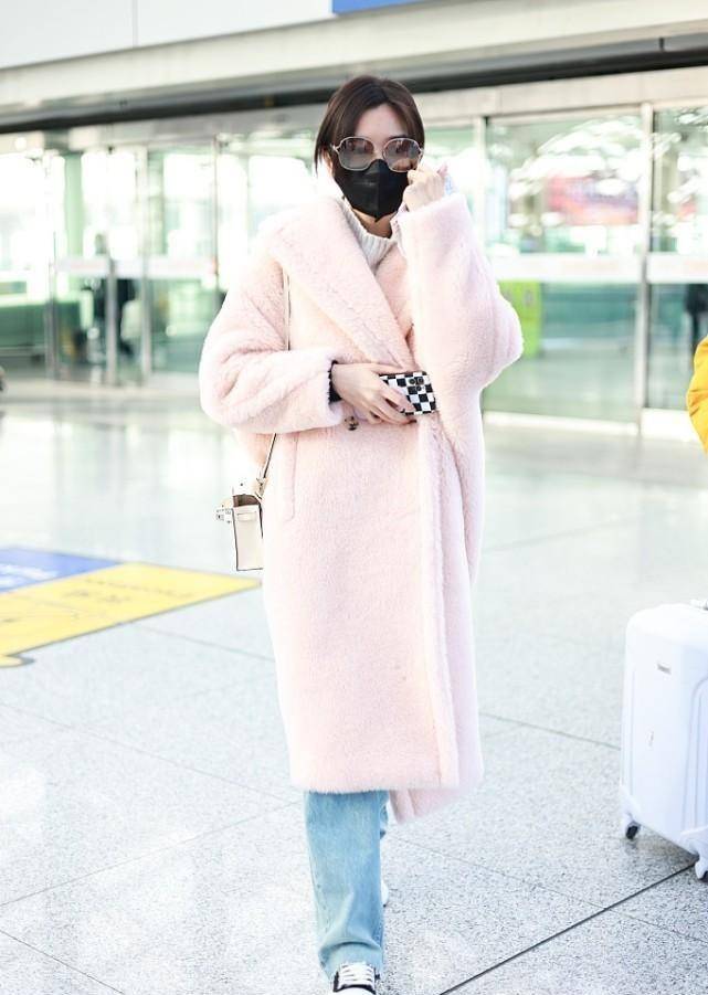 黑色 年轻妹子想显嫩,穿粉色还挺适合的,毛晓彤的几款粉色造型来试试