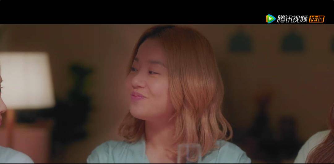 角色|一脚踩进蹲便池的女高管,五星好评