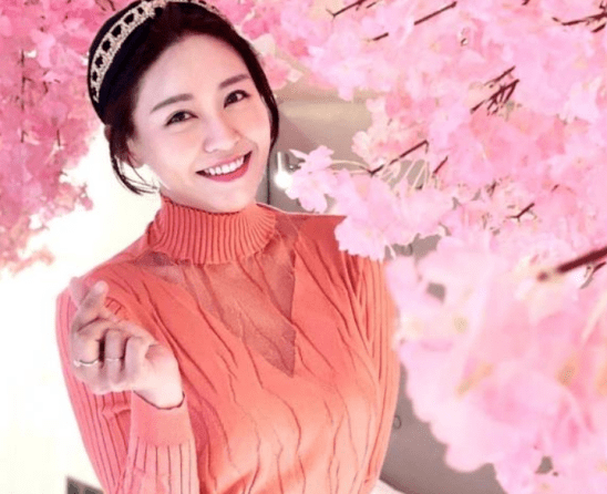 女星哭诉赚太少养不起父母,转行后比演戏赚得多_梁茵_郭少芸_黄颖君