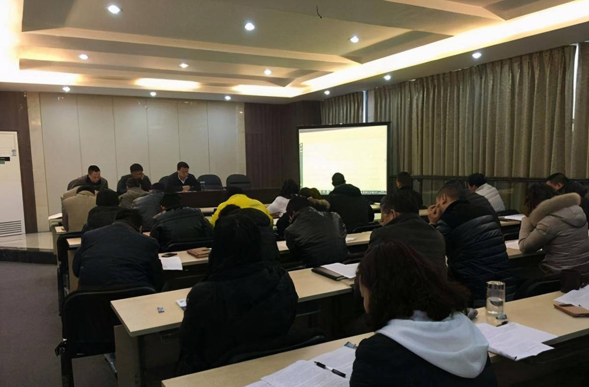 员工跑8趟厕所,上海老板怀疑要搜身,拒绝后拿手机,2