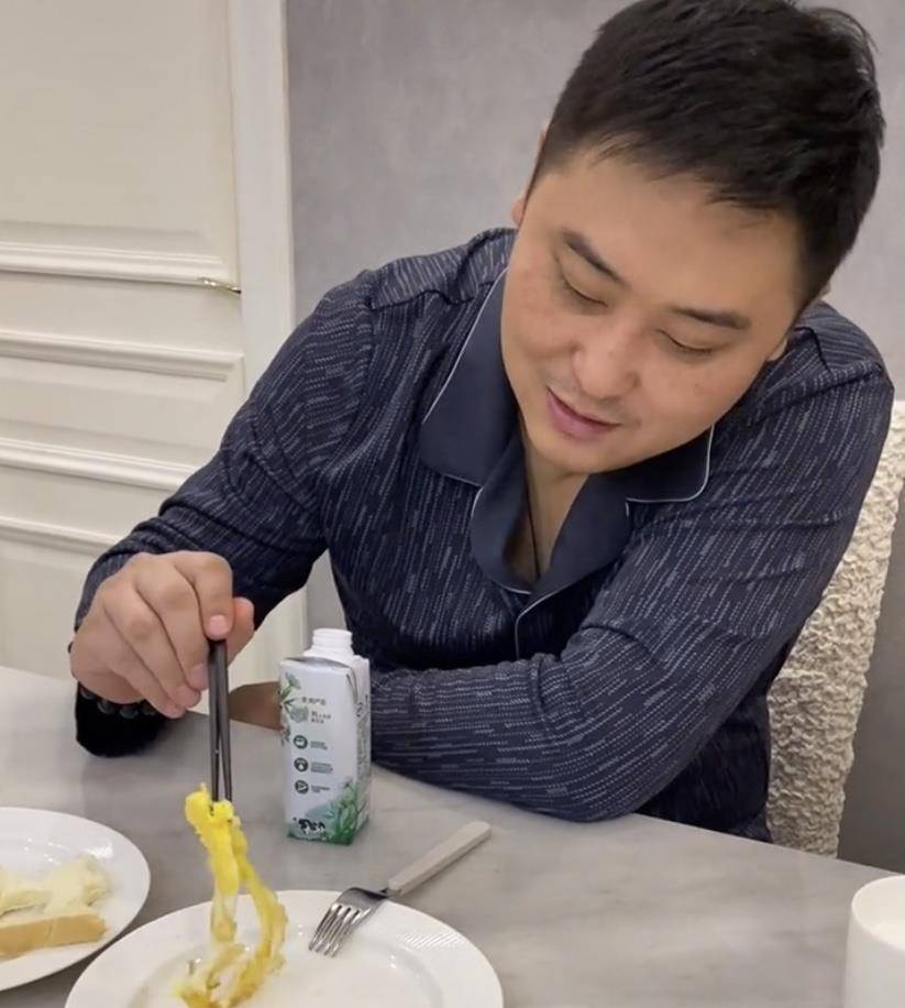 父女|辽宁一妈妈制作父女“配套早餐”，网友：爸爸的待遇都这么统一吗