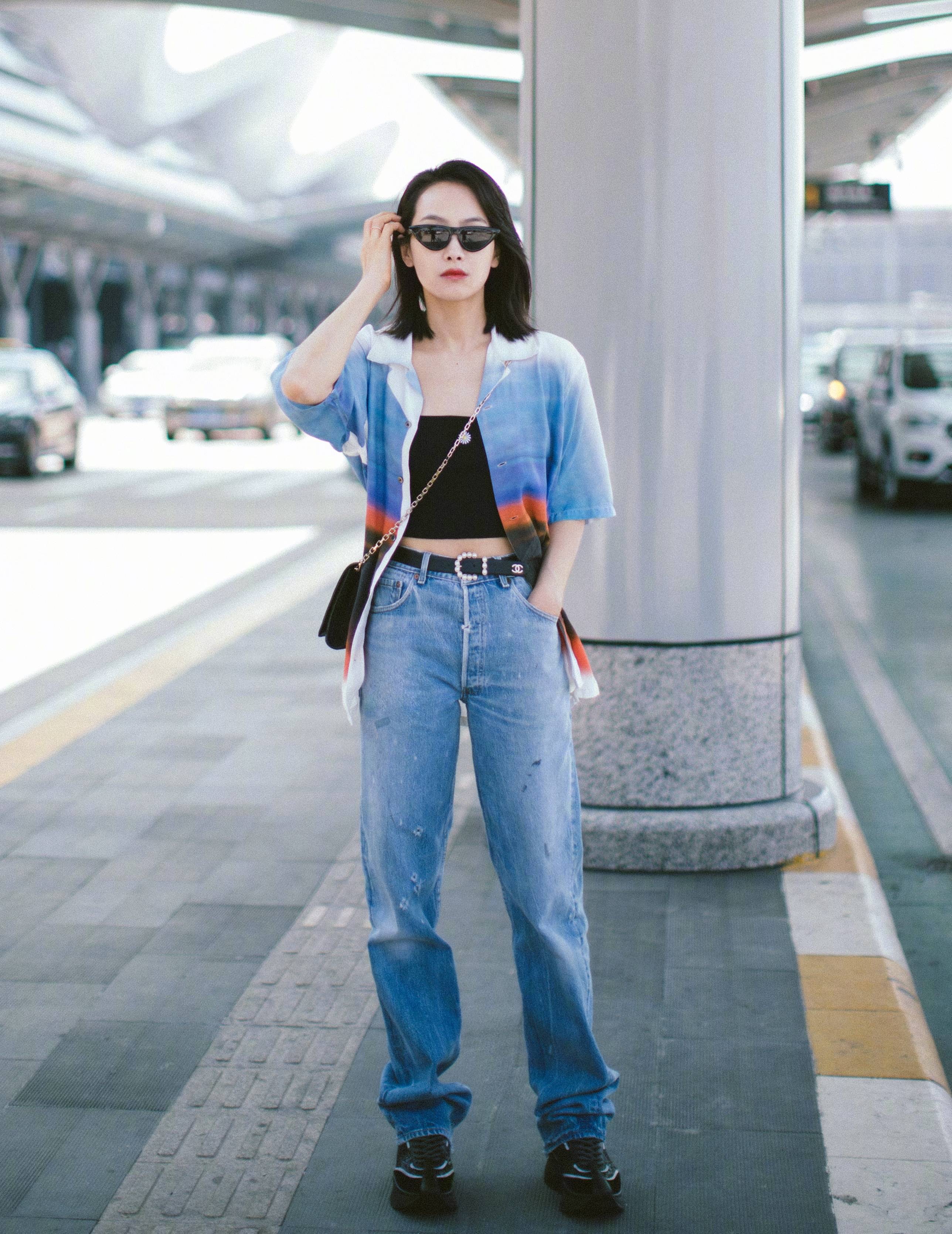 宋茜这造型可真别致,穿牛仔连体裤越来越前卫了_身材_的设计_上衣