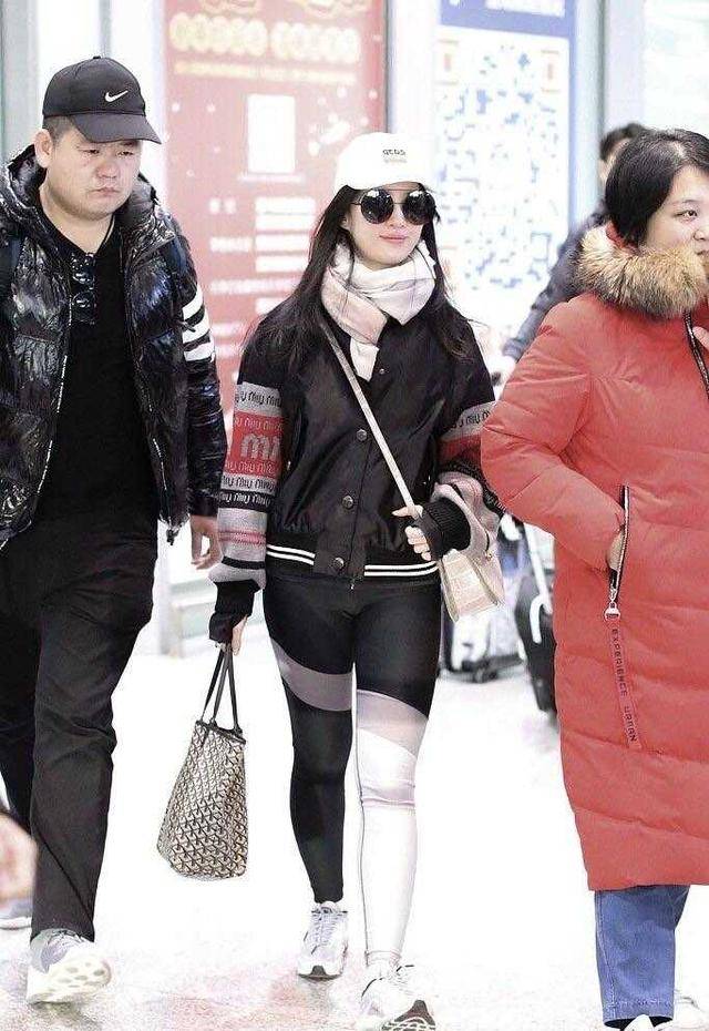 黑色 刘亦菲又在乱穿衣！拼接夹克搭配健身裤运动休闲，双腿粗壮太辣眼