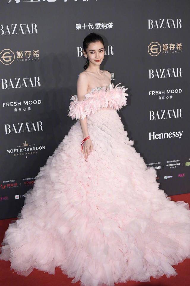 皮质 Angelababy颜值高气质好，黑色皮衣搭配连衣裙灵动优雅，美得惊艳