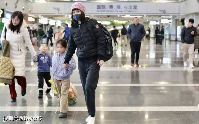 双肩包梅婷携儿女走机场，44岁留齐刘海似少女，6岁女儿穿阔腿裤超有范