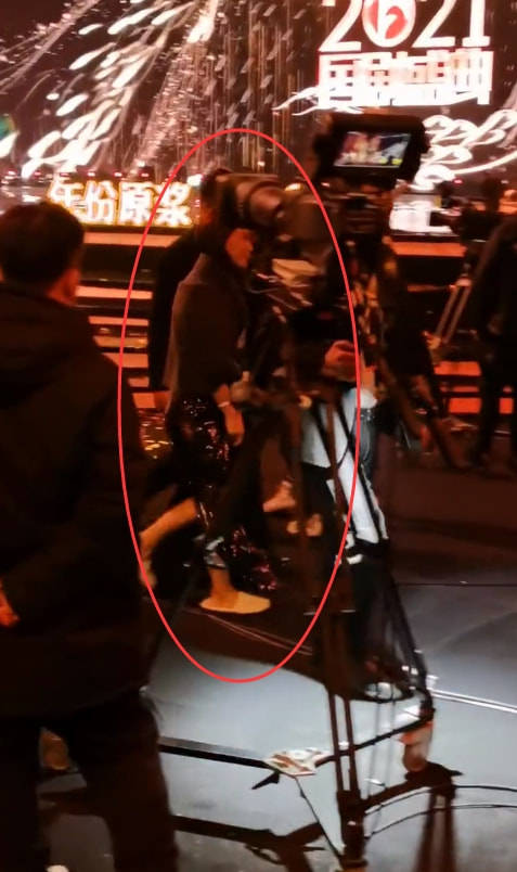 显得刘涛在台下被拍，穿裙子露腿冻得瑟瑟发抖，暗光下不漂亮身材壮！