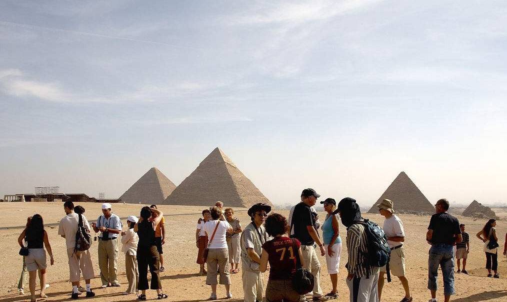 埃及的金字塔为何不能爬？西方游客登上塔顶，发现了一大秘密