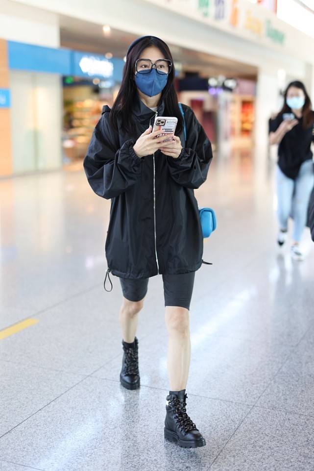 牛仔 秦岚这腿真够细的，穿长靴靴口还有缝，戴大金链子也不显俗气