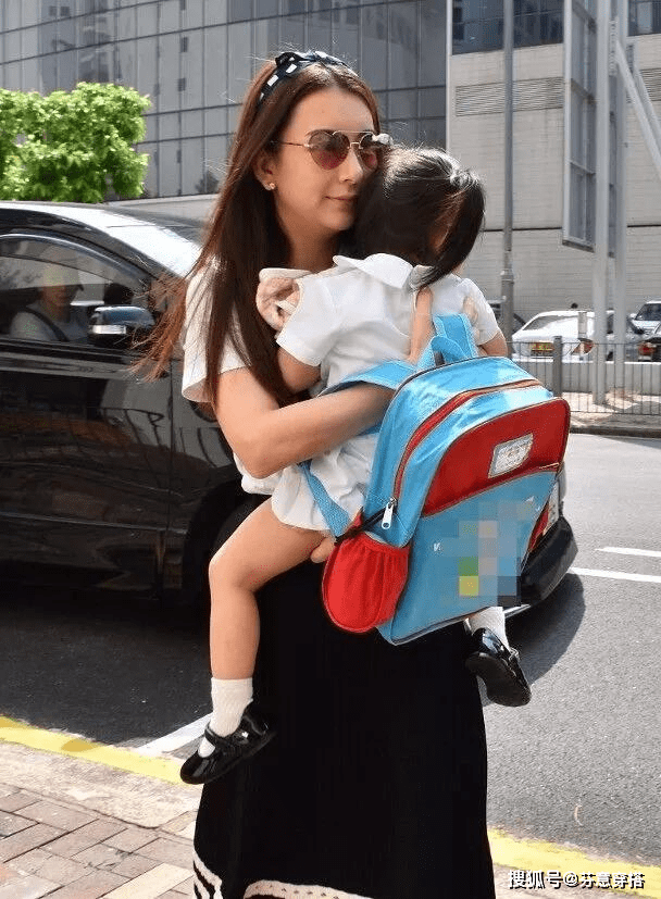 贵妇 天王嫂方媛好拼！一身土味红蓝配貂皮穿成地摊货，一米三身材抢镜