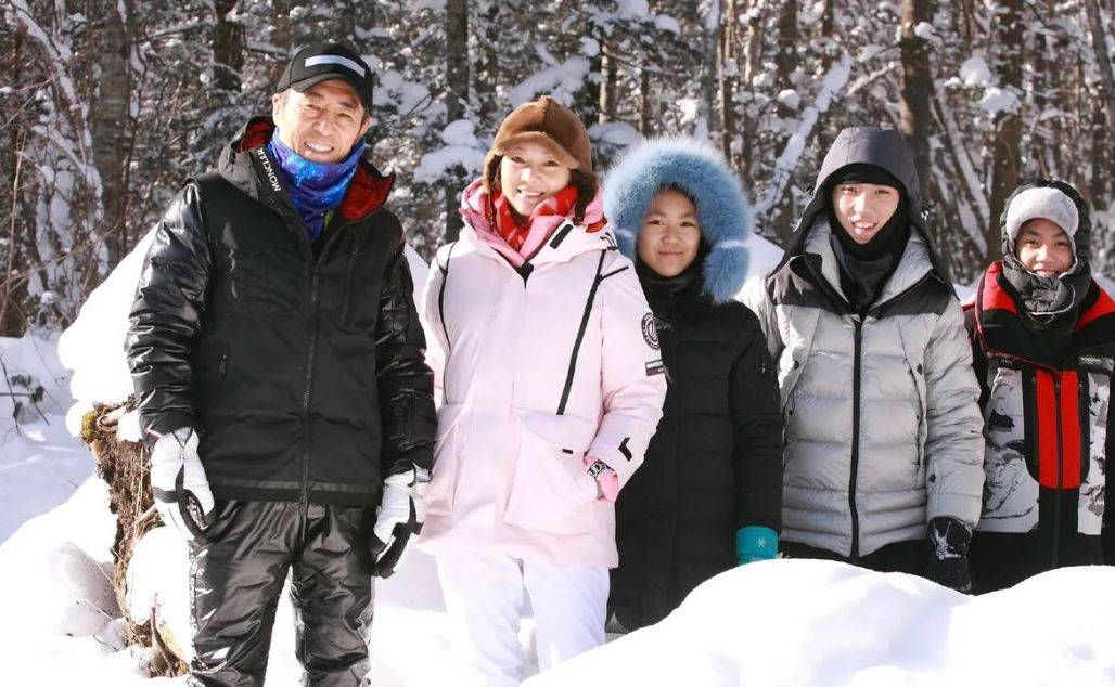 张艺谋 张艺谋一家五口雪村度假，陈婷穿白羽绒服好美，女儿站一旁黑不少